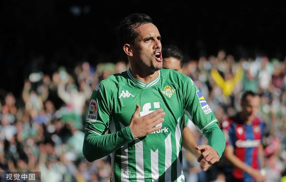 进球后的胡安米振臂高呼，与队友威廉·若泽紧紧相拥，他们身后是坐满了绿色球衣球迷的看台，气氛瞬间被点燃。