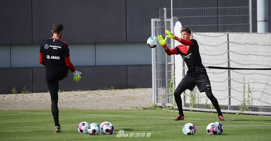 在体能教练的带领下，球员们正在进行核心力量训练，汗水在阳光下闪闪发光，每一个动作都充满了力量感。