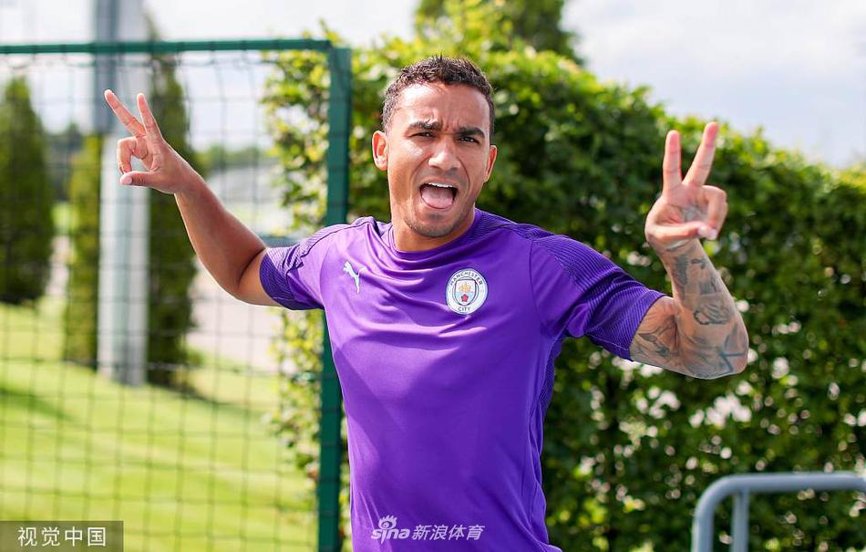 瓜迪奥拉在训练场上面色严峻，双手比划着战术，向弟子们传递着新赛季的精密计划，每一个细节都不容放过。