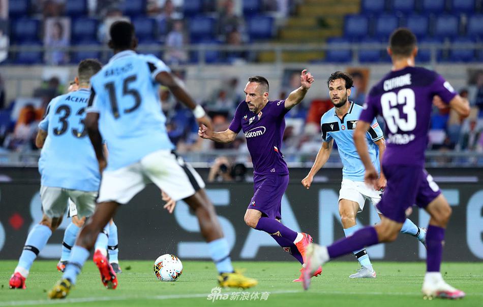 西班牙中场路易斯·阿尔贝托在禁区前沿接到队友传球，稍作调整后拔脚怒射，皮球如出膛炮弹般飞入网窝，他用一记无解的世界波帮助拉齐奥反超比分。