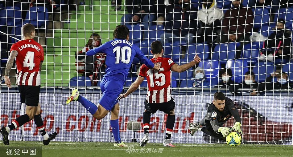 毕尔巴鄂竞技的守护神乌奈·西蒙如猎豹般瞬间下地，用指尖将赫塔菲势在必进的射门拒之门外，力保球门不失的瞬间。