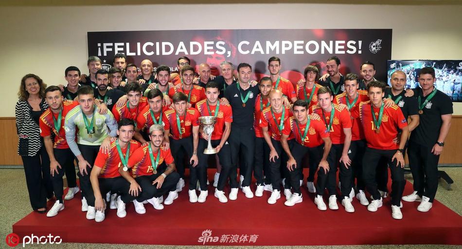 西班牙U19全队在机场大厅拍摄了一张珍贵的全家福。队员们身着统一的红色T恤，或坐或站，簇拥着那尊来之不易的奖杯。背景是熙熙攘攘的人群，但此刻，镜头里只有这些为西班牙足球带来荣耀的年轻笑脸，他们共同定格了这个属于青春与梦想的瞬间。