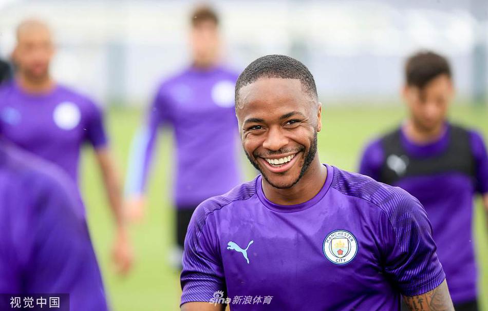 训练场上的曼城后卫线全员神情严肃，他们正在进行高强度的防守演练，每一次拦截和卡位都全力以赴，为新赛季的挑战筑起屏障。