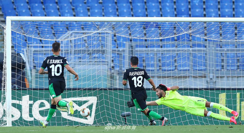 比赛结束的哨声响起，因莫比莱摘下队长袖标，双手叉腰茫然地站在草皮上，他的背影与远处正在狂欢的萨索洛球员形成了令人心碎的对比