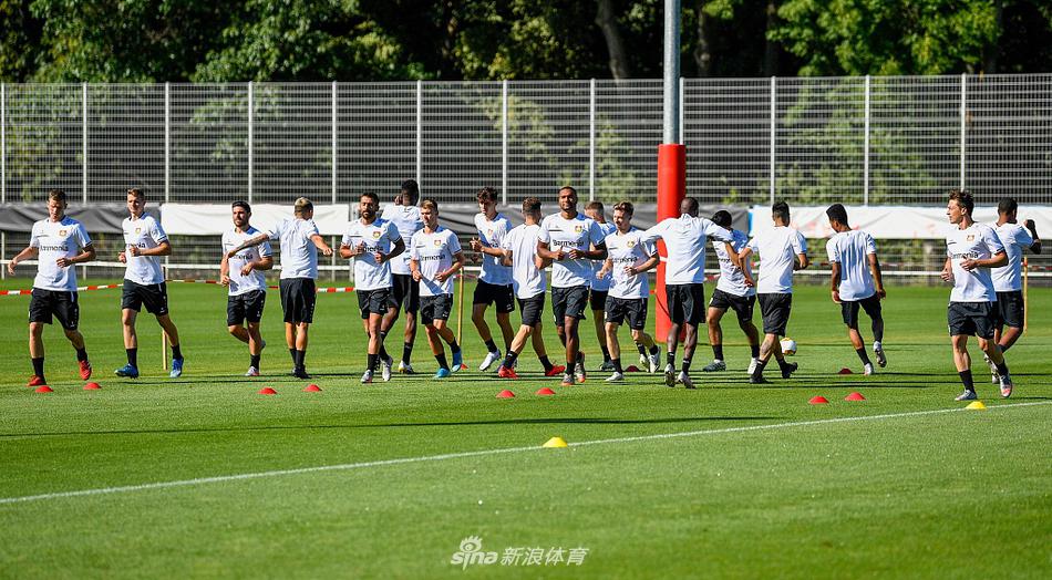 博斯教练在场边亲自指导，手势丰富传递战术指令