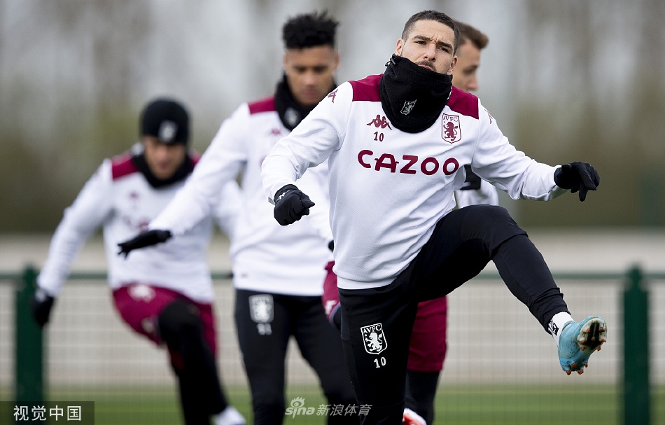 球员们在训练后进行放松与交流，脸上带着笑容，气氛轻松融洽，展现了团队的凝聚力。