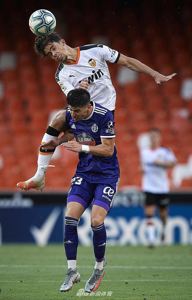 韩国小将李刚仁在边线准备替补登场，他眼神坚定地望向球场，稚嫩的面孔上没有丝毫畏惧，仿佛已经准备好迎接属于他的英雄时刻