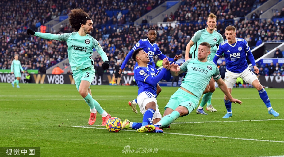 布莱顿全队在客场艰难扳平比分后，球员们相互拥抱击掌，脸上洋溢着振奋与不屈的神情。