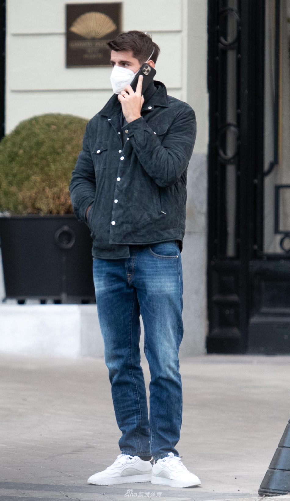 莫拉塔面露微笑，与经纪人对视，仿佛在某个话题上达成了共识，轻松的氛围暂缓了转会的紧张。