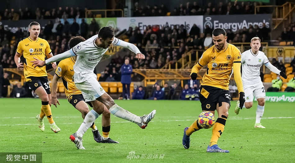 狼队主帅拉热在场边焦急指挥，身体前倾双手摊开，眼神充满无奈，背景是替补席球员和灯光璀璨的看台