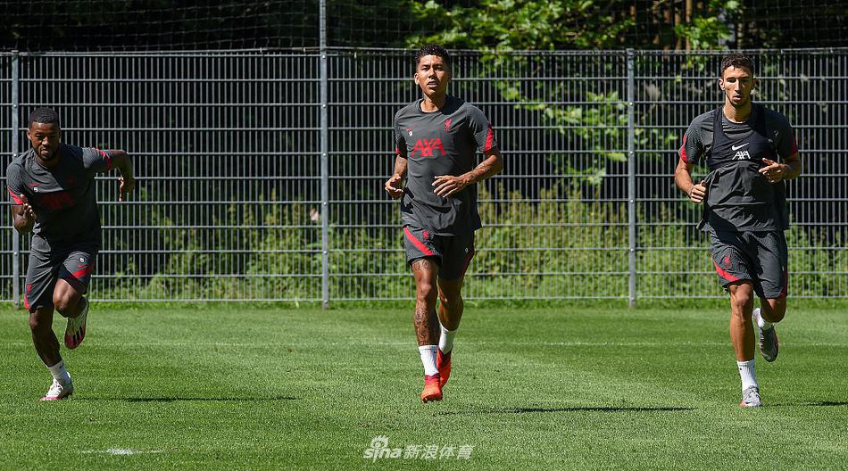 夕阳的余晖洒在训练场上，克洛普将弟子们聚拢在一起，进行着最后的战术布置。没有夸张的表情，只有沉静的指挥，这位激情主帅正在为即将到来的社区盾与整个赛季谋划蓝图。