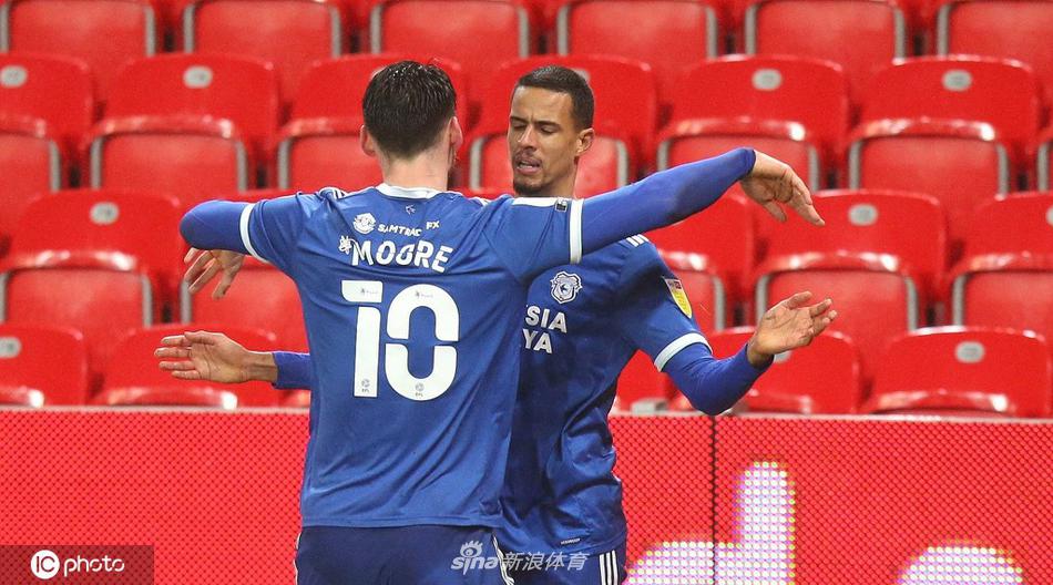 加的夫城队长肖恩·莫里森在人群中高高跃起，他的额头重重地砸向飞来的皮球，那一刻他仿佛要将所有的懊悔和压力都化作进球的力量。