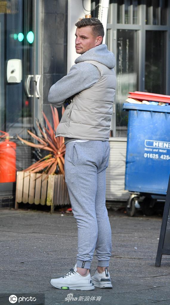 巴德斯利侧脸入境，清晰的五官轮廓展现出苏格兰人的硬朗线条。他专注地端着咖啡杯，眼神看向远方，似乎在回味兄弟刚才的话语，又或在思考即将到来的比赛。