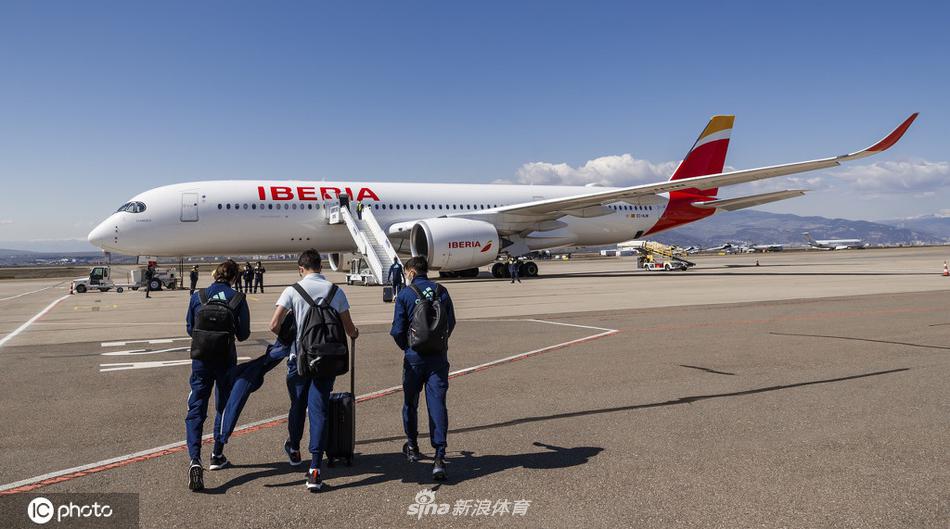 费兰-托雷斯低头专注地拖着行李箱，这位曼城攻击手在昨天的比赛中打入了扳平比分的关键进球，此刻的沉稳与他在门前的杀手本能形成鲜明对比。