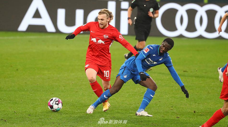 赛前紧张气氛弥漫，霍芬海姆与莱比锡红牛球员在PreZero竞技场通道内列队，大战一触即发。