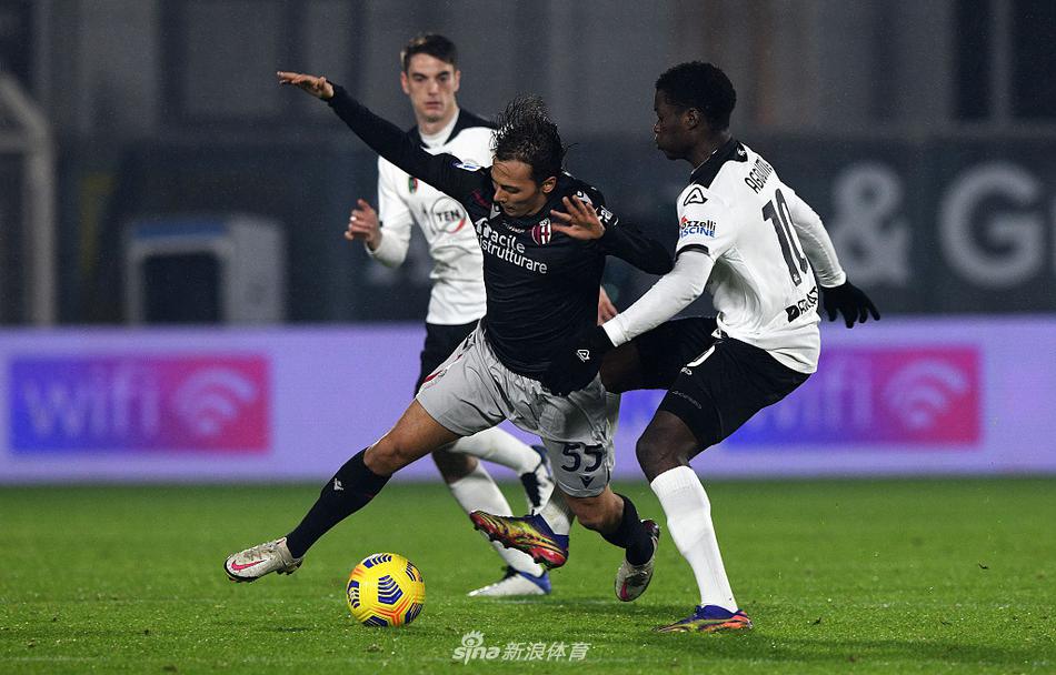 穆萨·巴罗完成超远距离吊射后，激动地张开双臂奔跑庆祝，他的队友们疯狂地追赶着他，这一刻，他成为了博洛尼亚的英雄，留下了这个令人难以置信的瞬间。