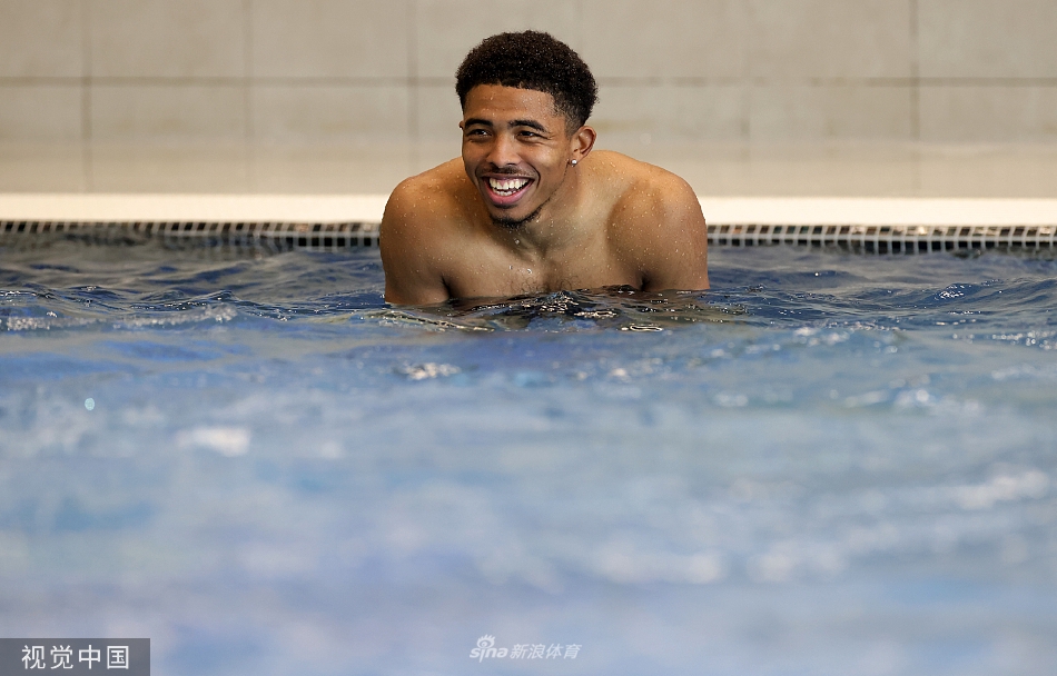 全景镜头捕捉下，训练场绿草如茵，蓝色水池成为焦点，球员们聚集在一起，充满活力的场景预示着球队积极向上的势头。