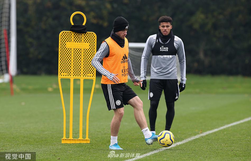 麦迪逊在训练中轻巧地摆脱防守，作为球队的中场发动机，他的每一次传球和跑动都极具想象力，为蓝狐的进攻增添了无穷的创造力。