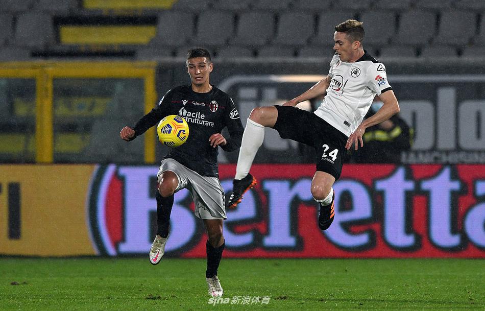 斯佩齐亚球员们在开赛前围成一圈，互相搭着肩膀，神情专注而坚定，仿佛要将团队的力量汇聚在一起，为这场意义非凡的主场之战注入全部斗志。