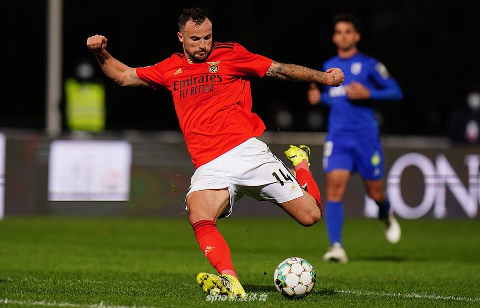 比兰尼塞斯球员在比赛结束后神情落寞，叉腰低头站在场内，与远处正在庆祝的对手形成鲜明对比