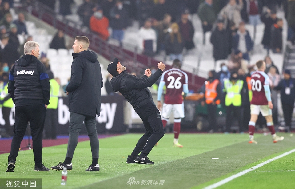 西汉姆联队球员围在一起庆祝进球，替补奇兵安东尼奥高高跃起，激情怒吼，点燃了主场球迷的热情。