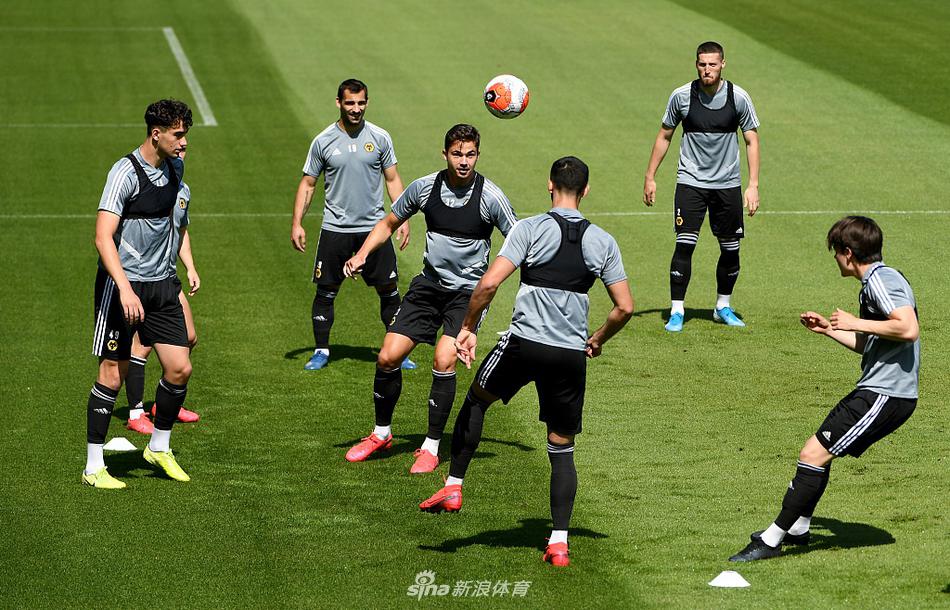 葡萄牙帮的默契在阳光下流淌，穆蒂尼奥与内维斯的传球游戏如同艺术表演，皮球在空中划出的弧线精确制导。