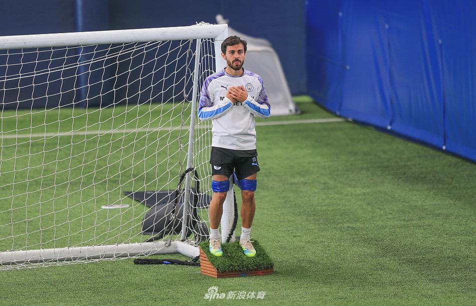 京多安在力量房中汗如雨下，紧绷的肌肉线条诉说着居家隔离期间不曾松懈的自我要求，他用沉默的力量宣告自己已为残酷的英超做好准备。