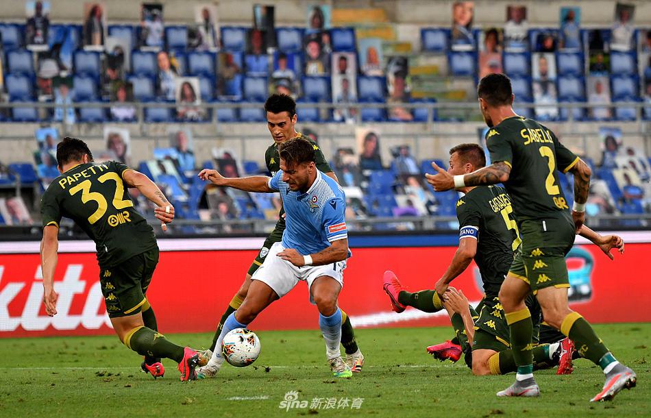 进球的因莫比莱双膝跪地，身体微微后仰，闭目仰天长啸，将整个赛季的压力与奋斗在这一刻尽情释放，身后是空旷的看台。