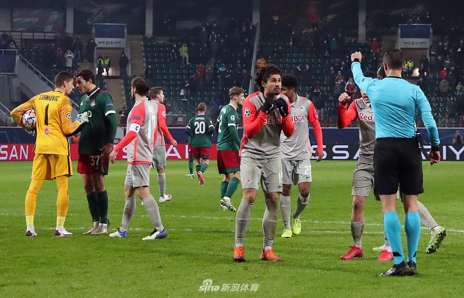 萨尔茨堡红牛小将阿德耶米长途奔袭后劲射破门，脸上写满了与年龄不符的坚毅与霸气，在他身后是绝望追赶却无能为力的主队后卫。