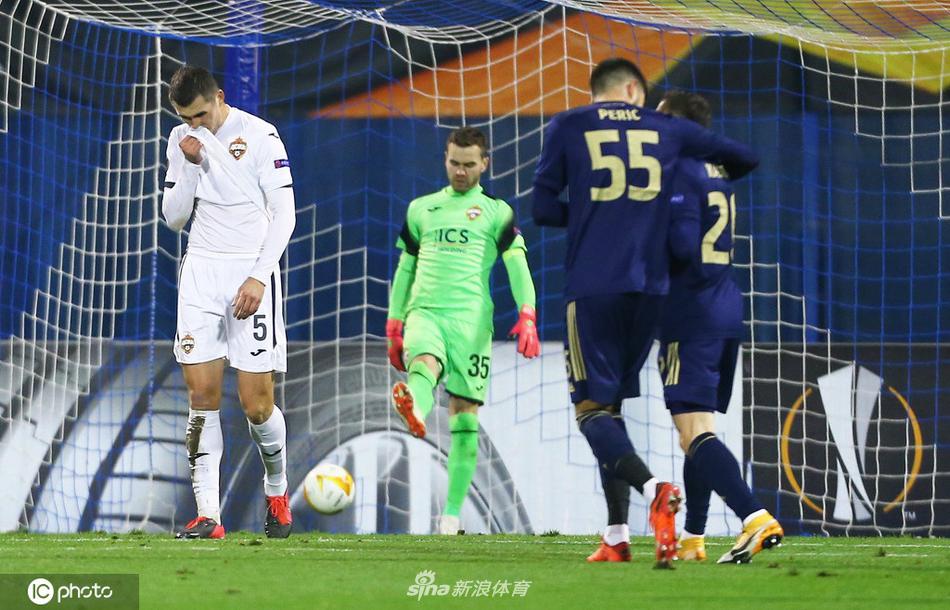 比赛结束后，一名迪纳摩球员独自走在空旷的球场边，低头沉思，巨大的球场和微小的身影，诉说着疫情下足球世界的特殊与孤独。