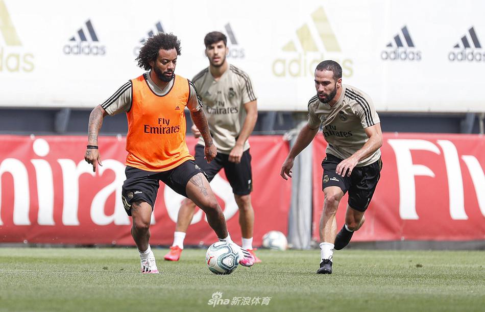 本泽马在抢圈对抗中笑得像个孩子，法国人轻松写意的停球和做球，让严肃的训练场瞬间充满了久违的欢声笑语。