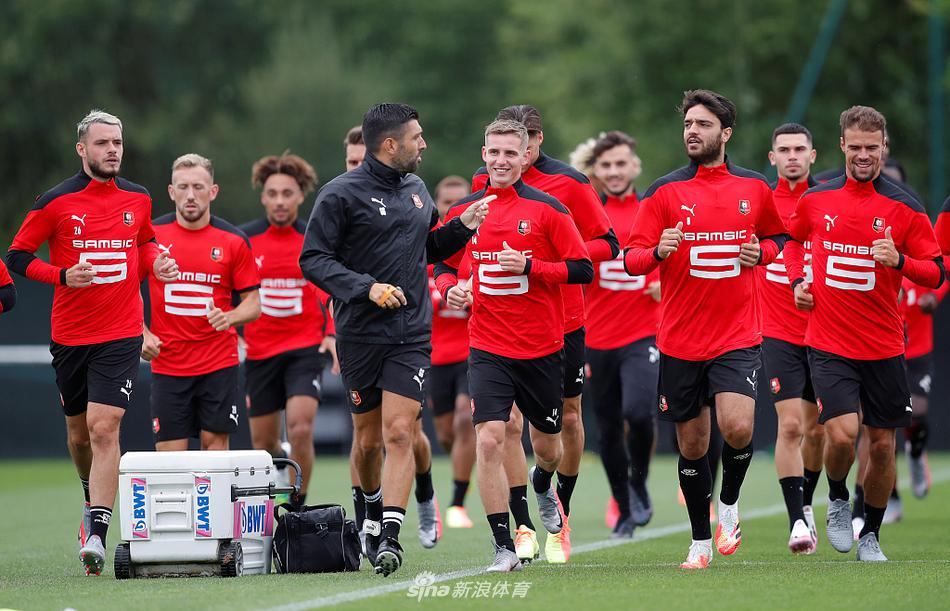 雷恩门将纵身跃起，双拳将球击出，身后的阳光在他舒展的身体上勾勒出金色的轮廓，仿佛在驱散疫情留下的阴霾。