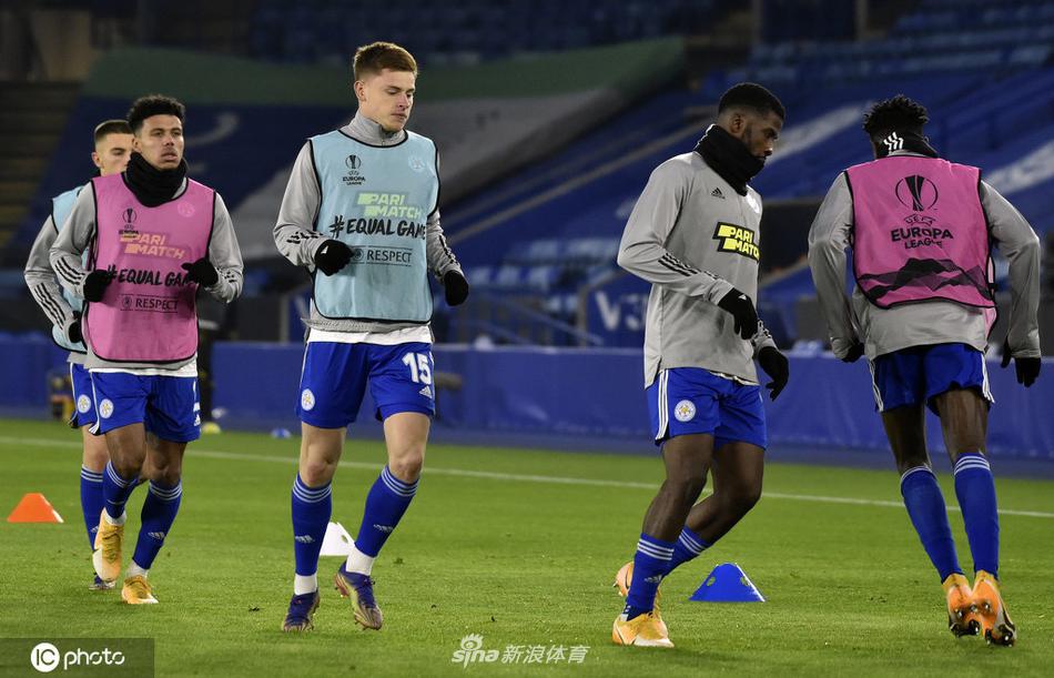 蓝狐悍将云代尔凌空抽射破门瞬间，皮球如出膛炮弹直挂死角，点燃王权球场激情。