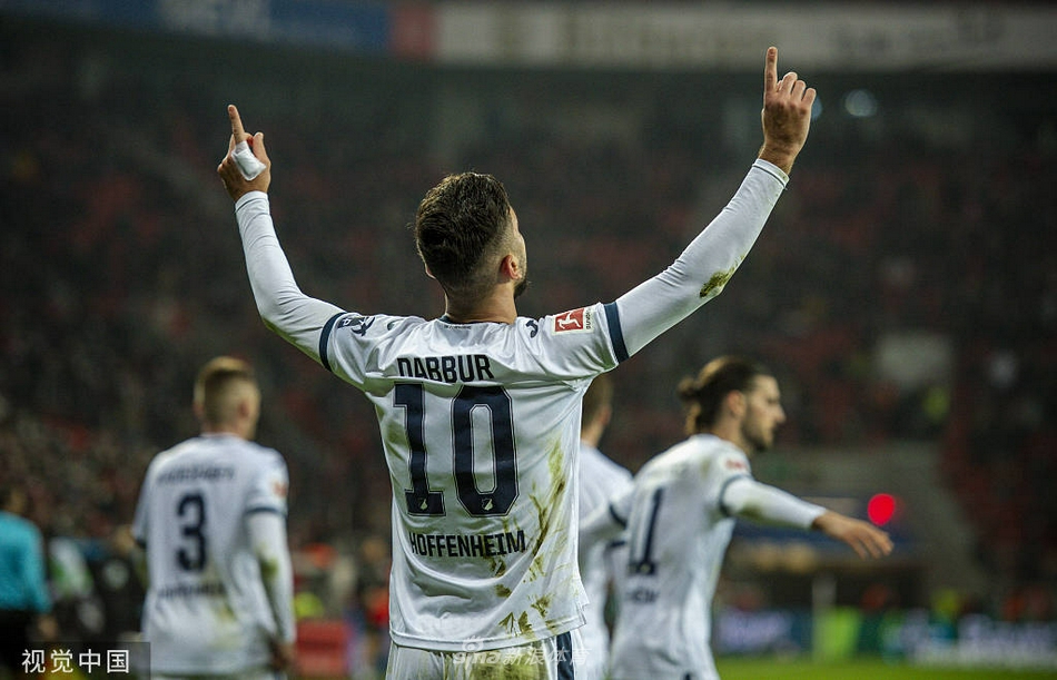 勒沃库森球员因卡皮耶大力远射，皮球重重击中门柱弹出，全场响起一片惊呼与惋惜之声。