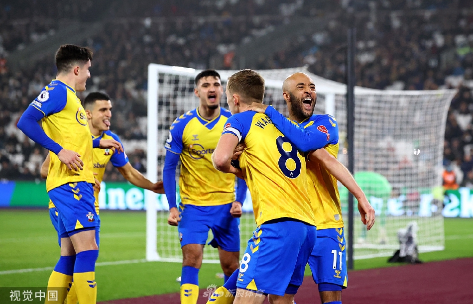 南安普顿队长沃德-普劳斯稳稳地将点球罚入左下角，他冷静地指向看台，而西汉姆联门将则无奈跪地。