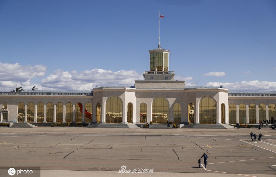 佩德里推着行李箱回头张望，眼神中透着一丝少年的青涩，他在国家队的首次首发表现可圈可点，未来十年西班牙的中场核心正在路上。