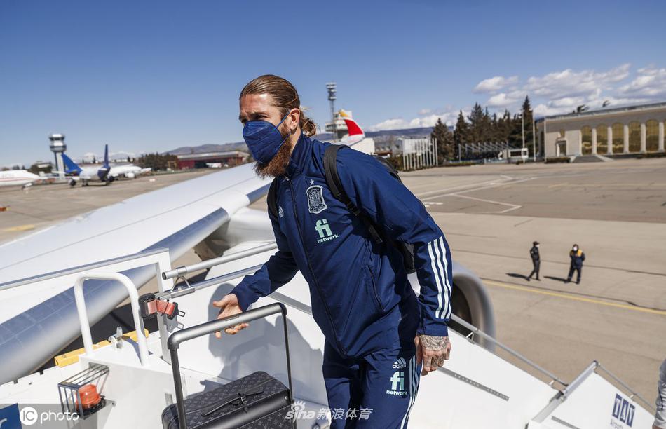 在格鲁吉亚清晨的微光中，西班牙队球员阿尔巴背着行囊走向大巴，他的脸上带着前一晚鏖战后的轻松，仿佛还在回味那两次精妙的助攻。