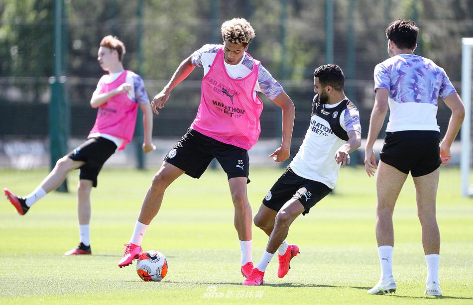 训练尾声，全队围成一个圈进行拉伸放松，阳光洒在每个人身上，阿奎罗与斯特林并肩而坐，谈笑间流露出的是对即将重启的联赛满满的期待与信心。