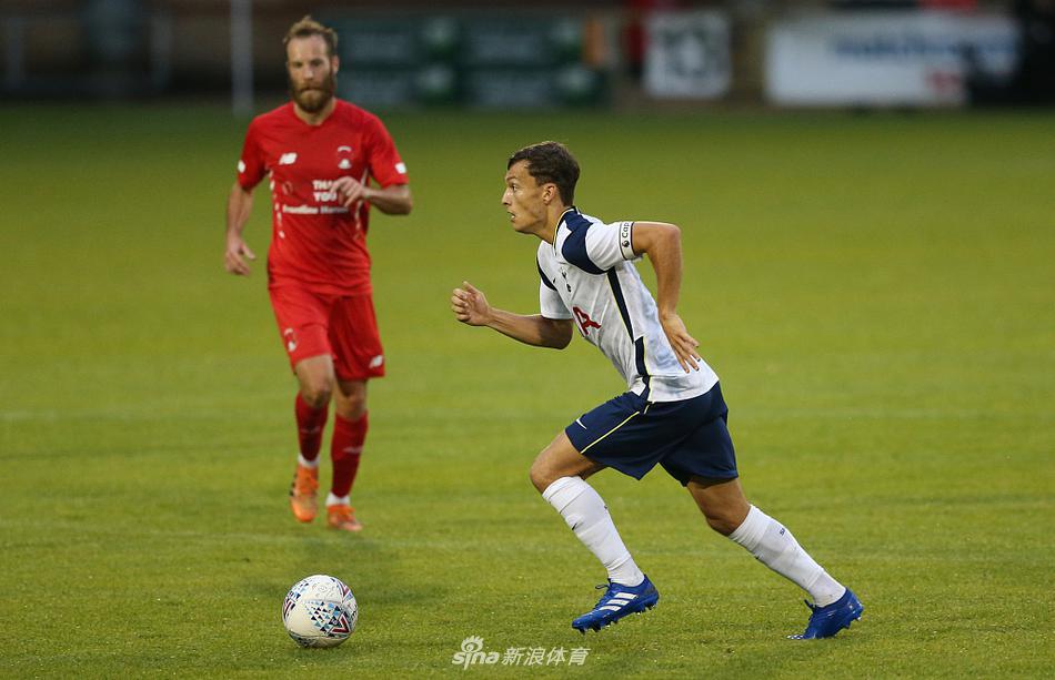 比赛结束后，双方球员握手致意，热刺U23的小将们神情略带失落，而莱顿东方的球员则亲切地拍打着他们的肩膀，展现了足球场上友谊第一的比赛精神。