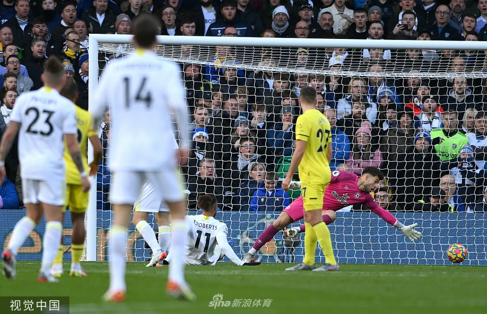 比赛结束后，利兹联全队球员与教练组在球场内围成一圈，相互鼓劲打气，他们身后的看台上是久久不愿离去、挥舞着围巾的白衣拥趸