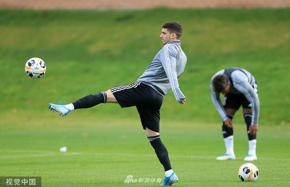 夕阳的余晖将狼队训练基地染成一片温暖的金色，场边的摄影记者们仍在捕捉着最后的画面，而远处的球员身影已逐渐模糊，预示着大战前最后的宁静。