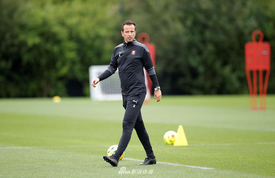 球员们一字排开进行折返跑，专注的眼神和紧绷的肌肉线条，在午后斜阳的照射下如同雕塑，每一滴汗水都在诉说着对赛场的渴望。