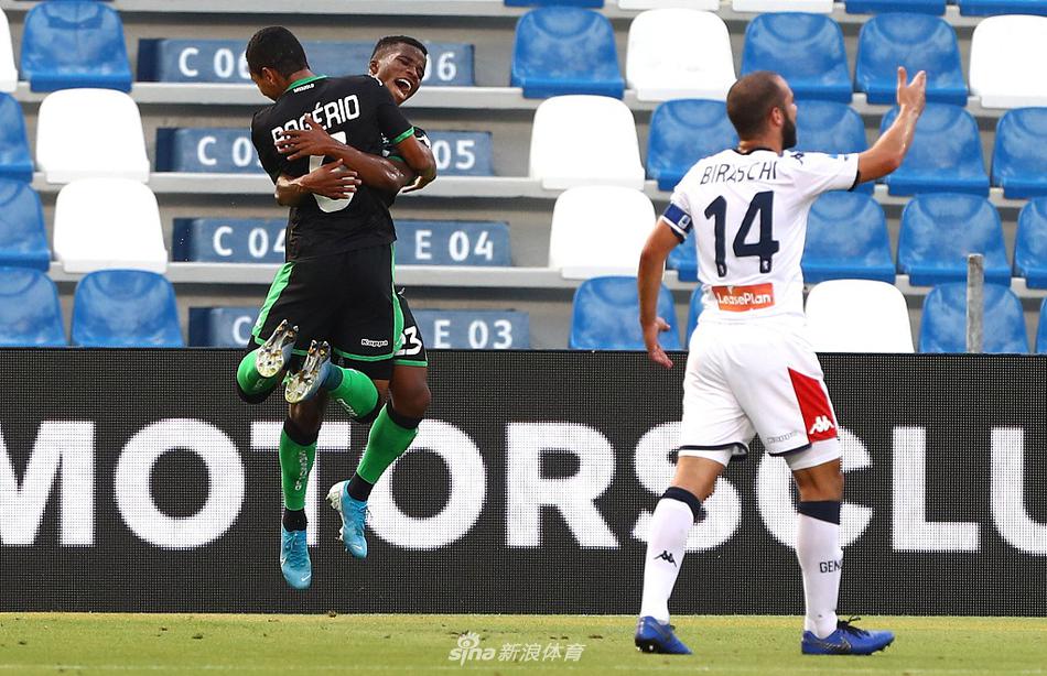 进球功臣卡普托被队友团团围住，他握紧拳头仰天长啸，脸上的汗水与草屑混杂，这是战士进球后最原始的激情宣泄。