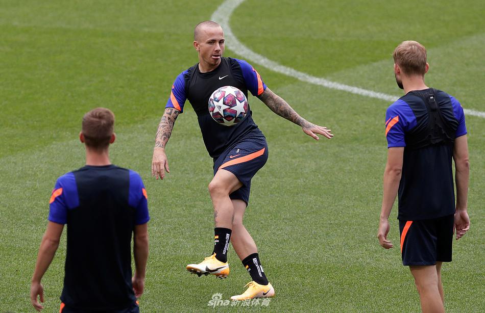 中场发动机萨比策在慢跑中面带微笑，作为球队攻防转换的节拍器，他的状态将直接决定莱比锡能否在豪门面前奏响属于自己的华丽乐章。