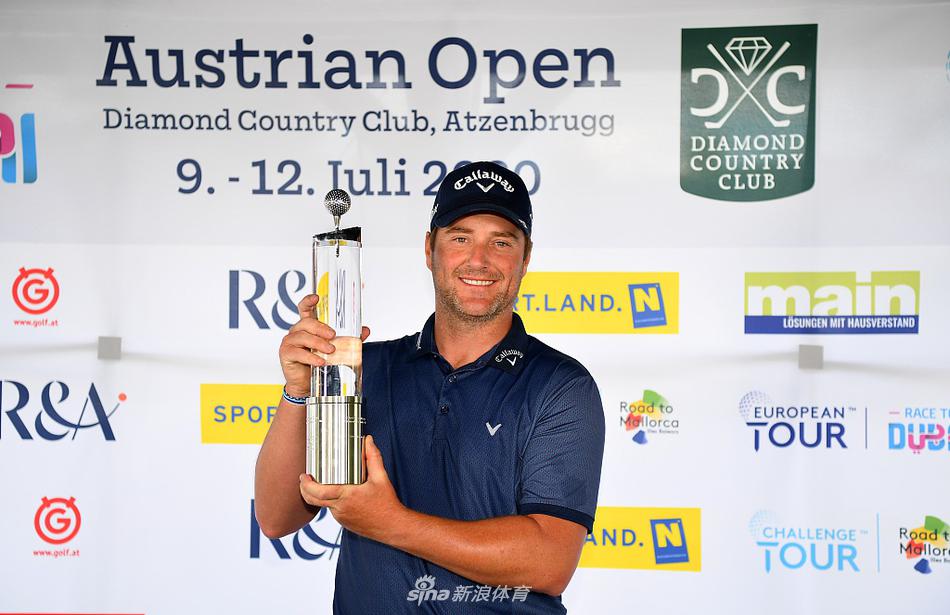 马克·沃伦在第十八洞果岭凝神推杆，这一推将为他锁定暌违六年的冠军