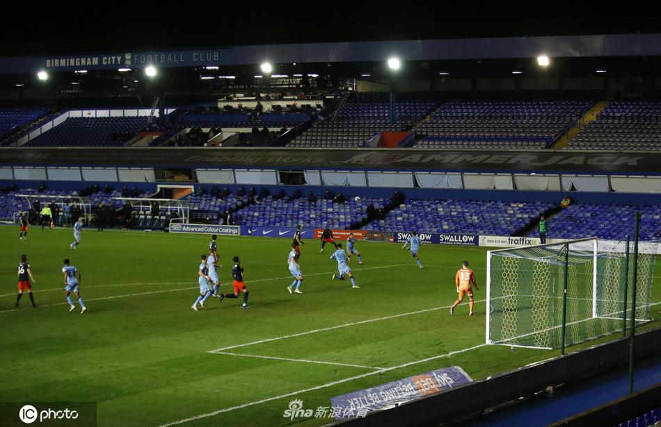 考文垂后防中坚麦克法德齐恩在一次关键的争顶中力压卢顿前锋，将球干净利落地解围出禁区，他的经验和领导力是球队防线的重要保障。