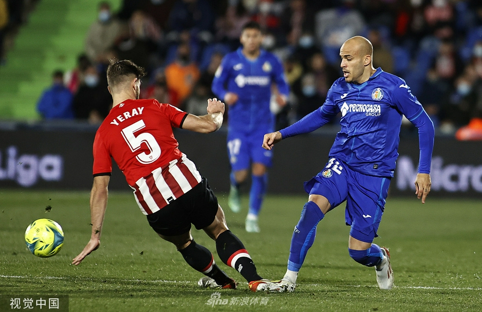 赫塔菲的中场大脑阿兰巴里在毕尔巴鄂竞技防守球员的紧密包围圈中，以巧妙的拉球转身试图撕裂对手精心布置的防线。