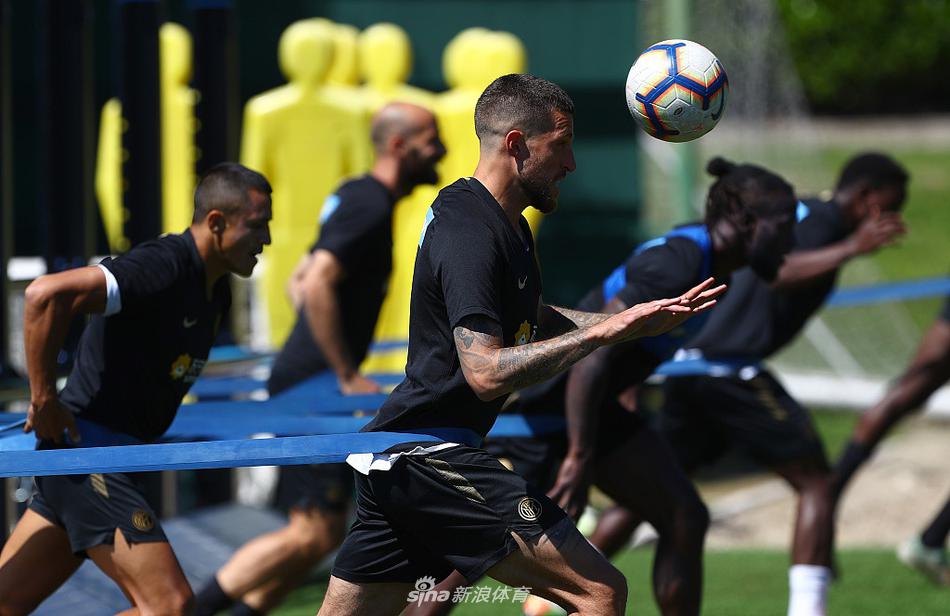 刚刚加盟的年轻中场森西在训练中露出狡黠的笑容，似乎在盘算着如何用一次灵巧的穿裆过人戏弄眼前的队友，这种轻松的氛围正是大战前最好的减压剂。