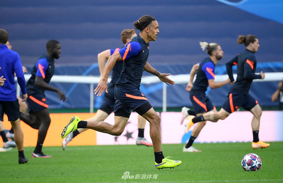 门将古拉西奇在训练中飞身侧扑，动作舒展而矫健，他身后的球门在阳光下拖出长长的影子，这一刻的专注守护，正是球队迎战劲敌的最大底气。