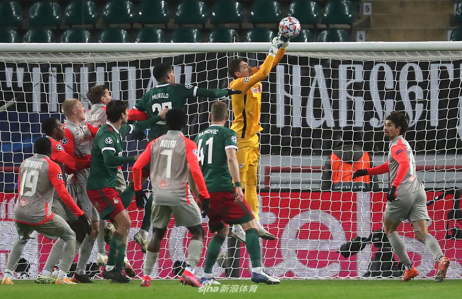 贝里沙面对出击的门将，冷静地挑射远角，皮球划出一道完美的弧线坠入网窝，这一刻他如同一个冷静的刺客，彻底摧毁了主队反扑的念头。